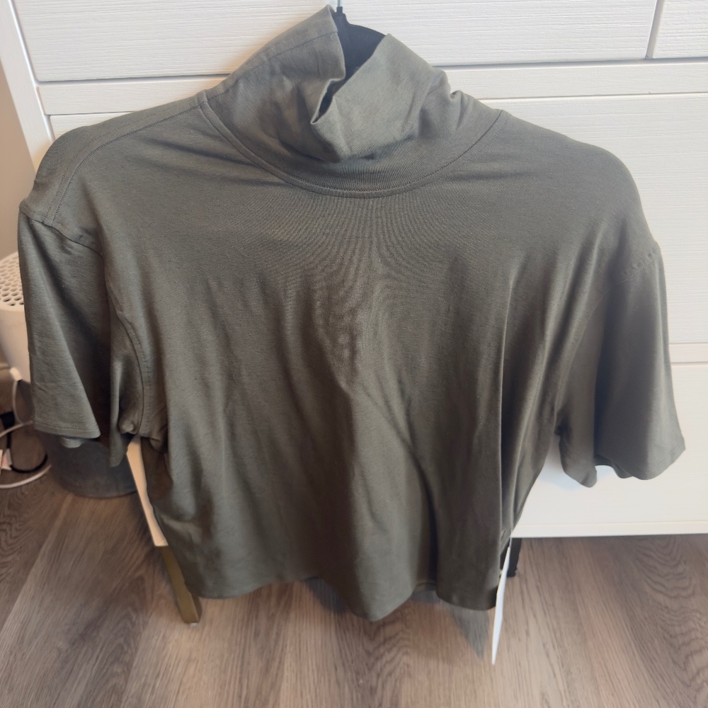 NEW WITH TAGS! Lululemon Relaxed-Fit Turtleneck T-Shirt Size: 4 in Carob Brown